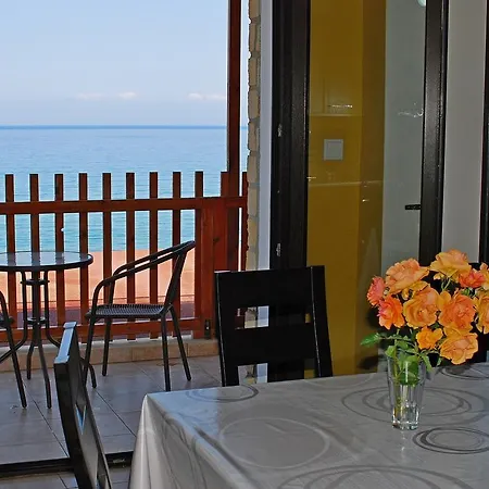 Venetia Beach House Pomos